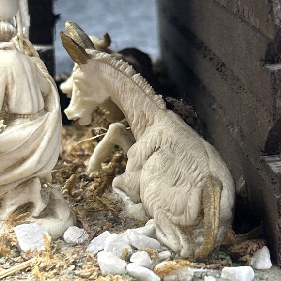 Vtg Italian Nativity Scene Handcrafted Collectible Unique Roofline Wooden Stable - Picture 13 of 14